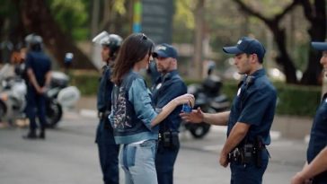 Kendall handling the Pepsi with the cop and showing us how to solve conflicts.